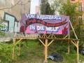 Kiezleinwand: "Von Kreuzberg in die Welt: Grüße an alle Kämpfenden!!!"