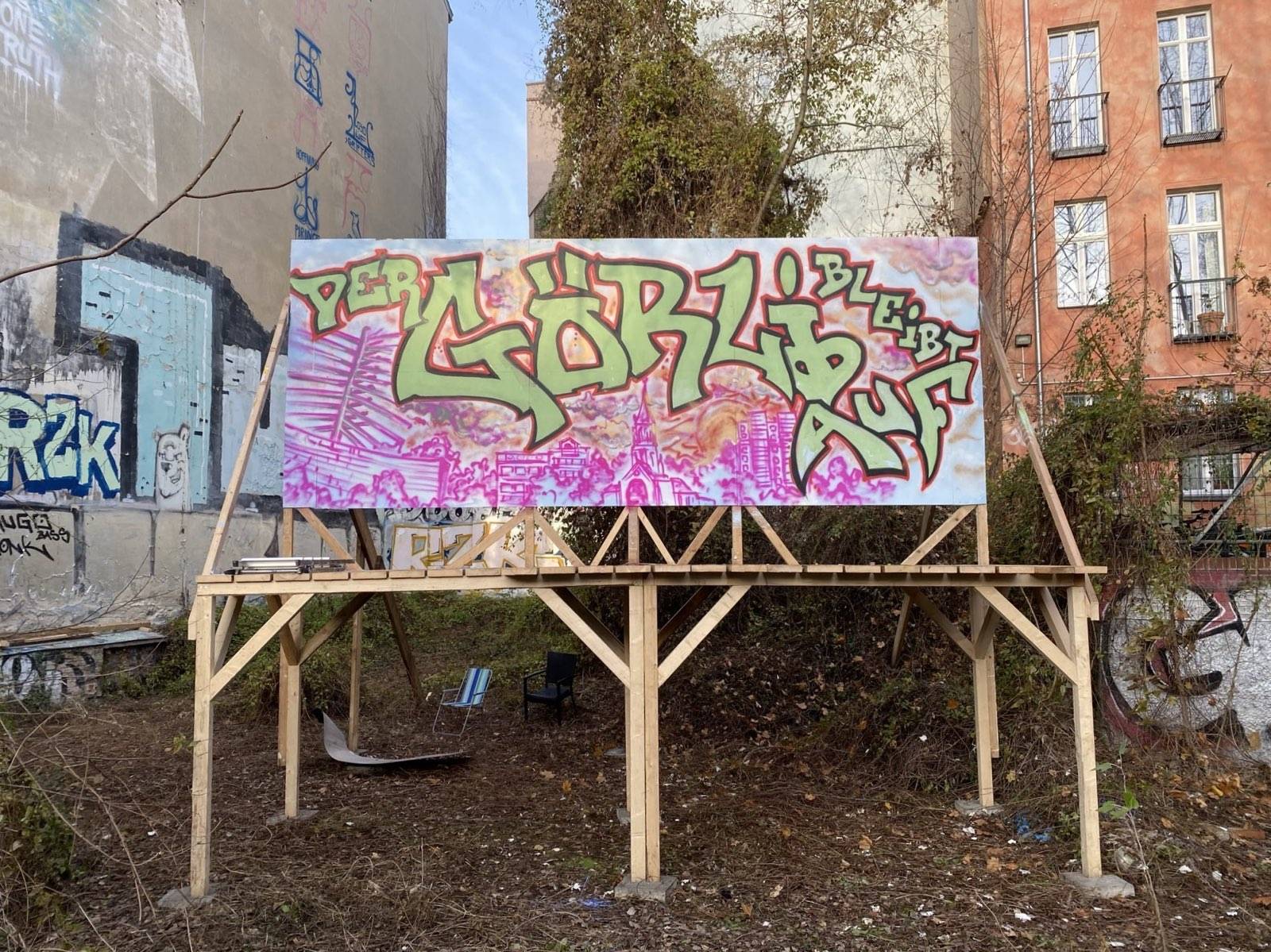 Kiezleinwand: Graffiti "Der Görli bleibt auf"